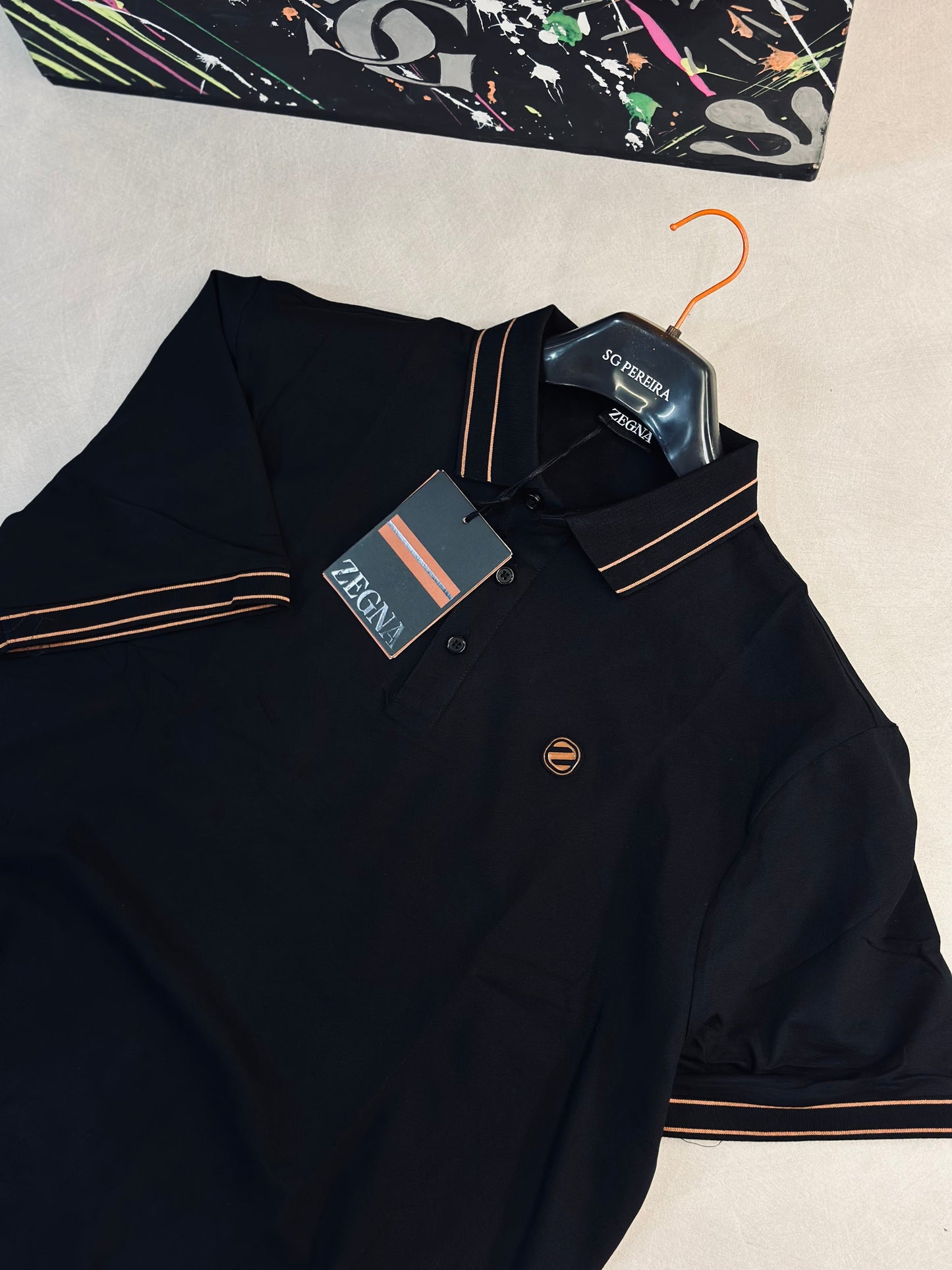 CAMISETA POLO ZEG NEGRA CUELLO CAFÉ