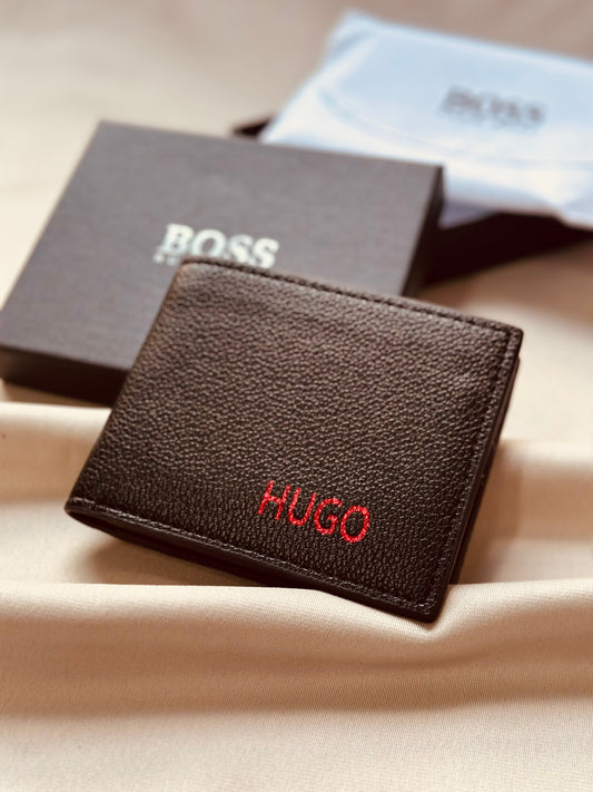 BILLETERA HUG NEGRA LETRA ROJA