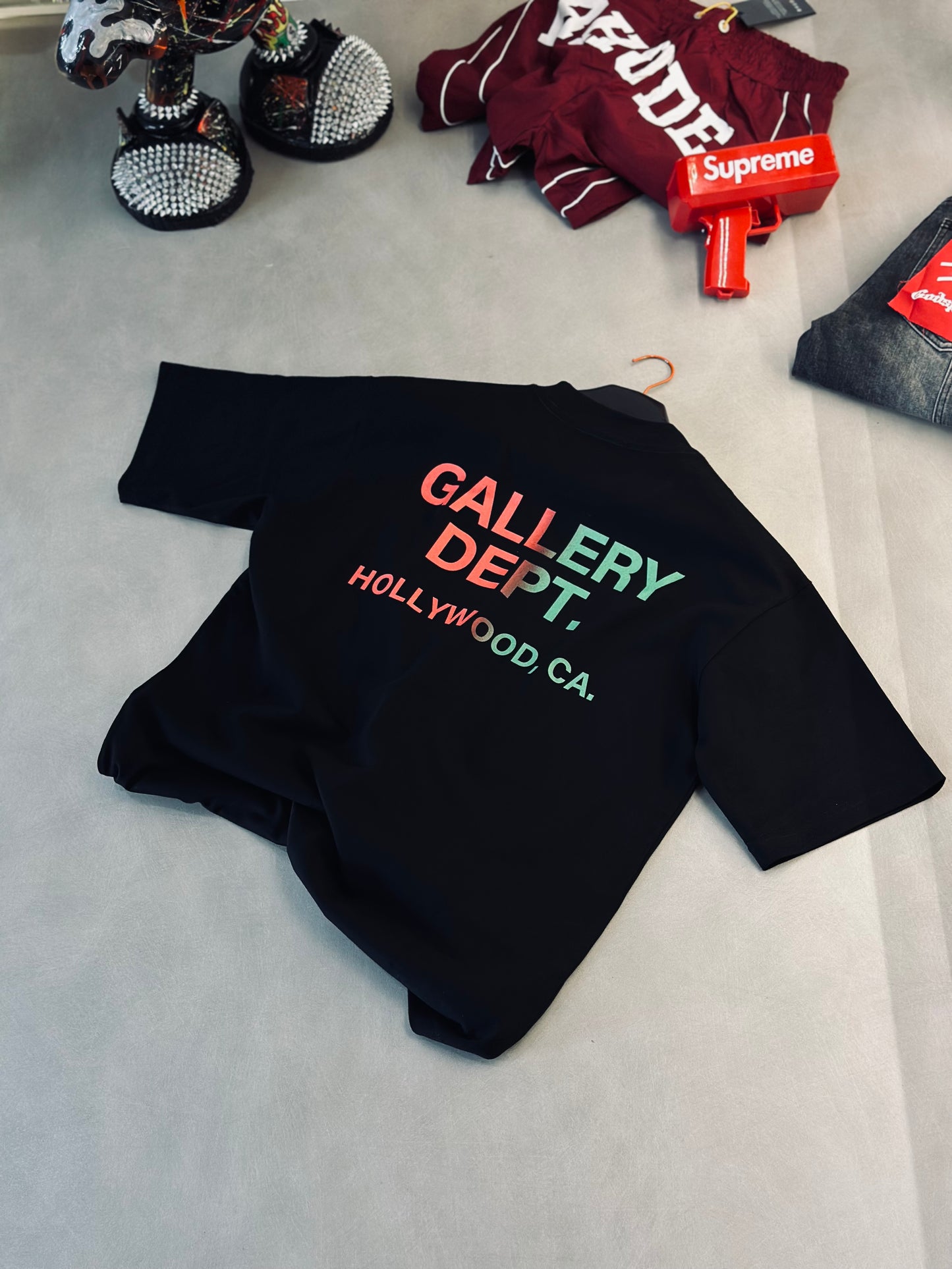 CAMISETA OVERSIZE GAL NEGRA HOLLYWOOD ROJO VERDE