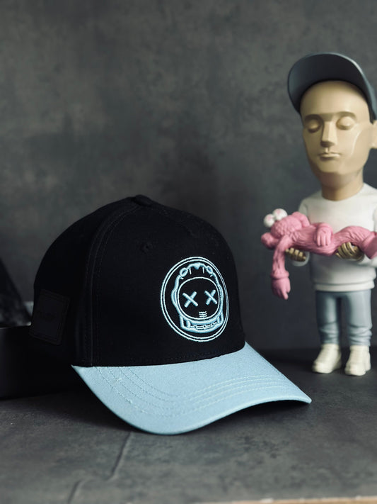 GORRA PREMIUM MON NEGRA LOGO VISERA AZUL