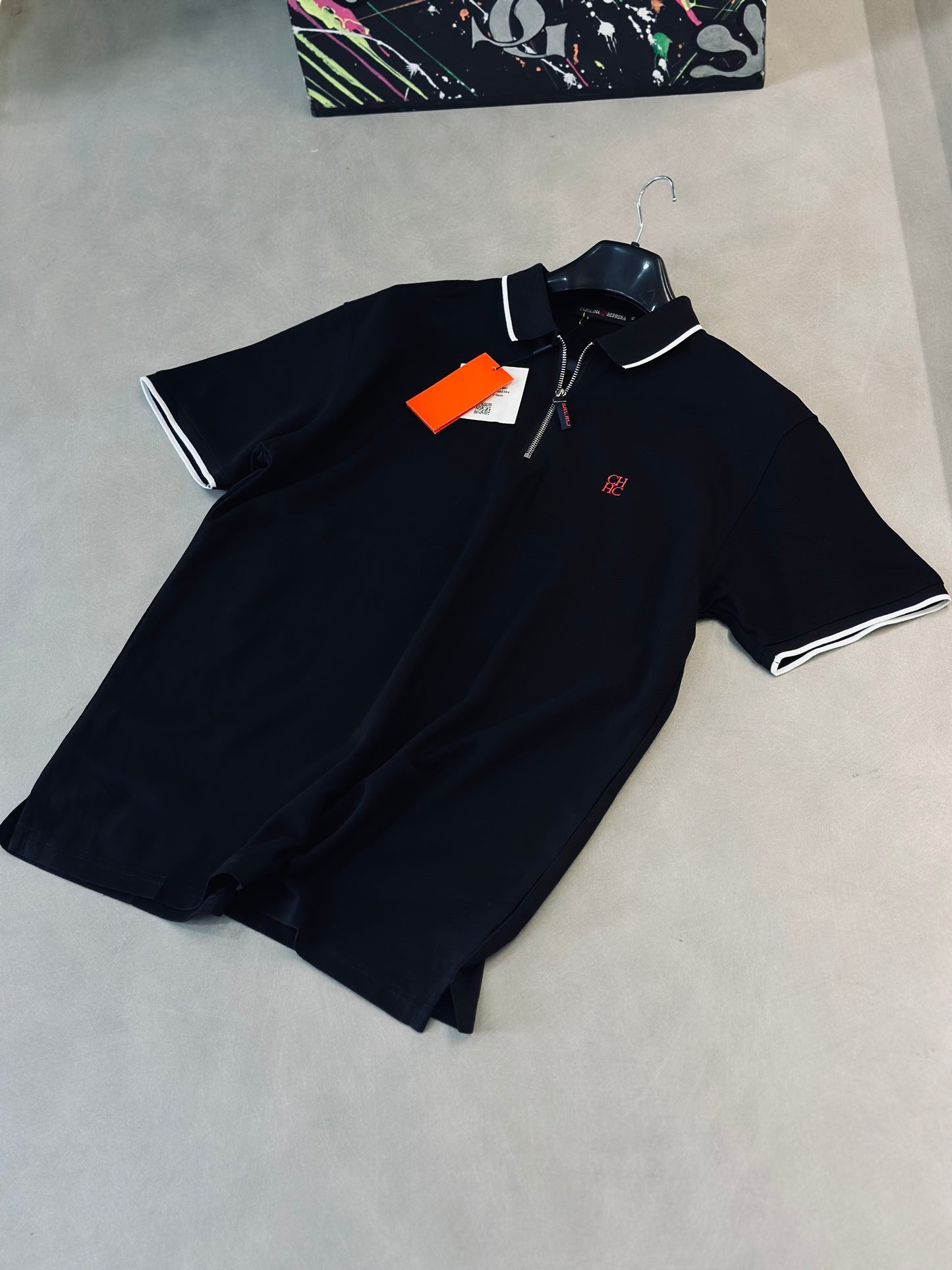 CAMISETA POLO CAR NEGRA CREMALLERA CH ROJO