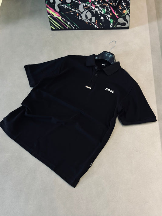 CAMISETA POLO BOS NEGRA BANDERA BOTONES