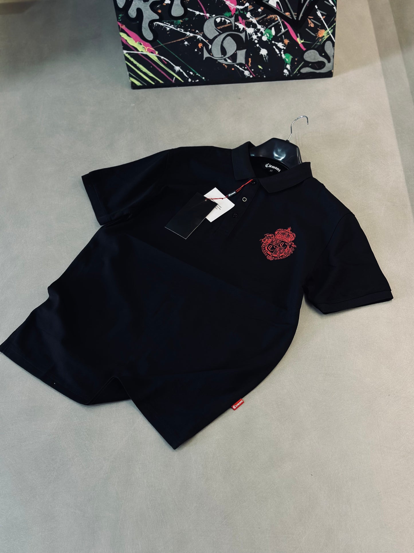 CAMISETA POLO CLE NEGRA ESCUDO ROJO