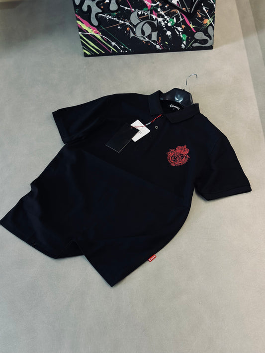 CAMISETA POLO CLE NEGRA ESCUDO ROJO