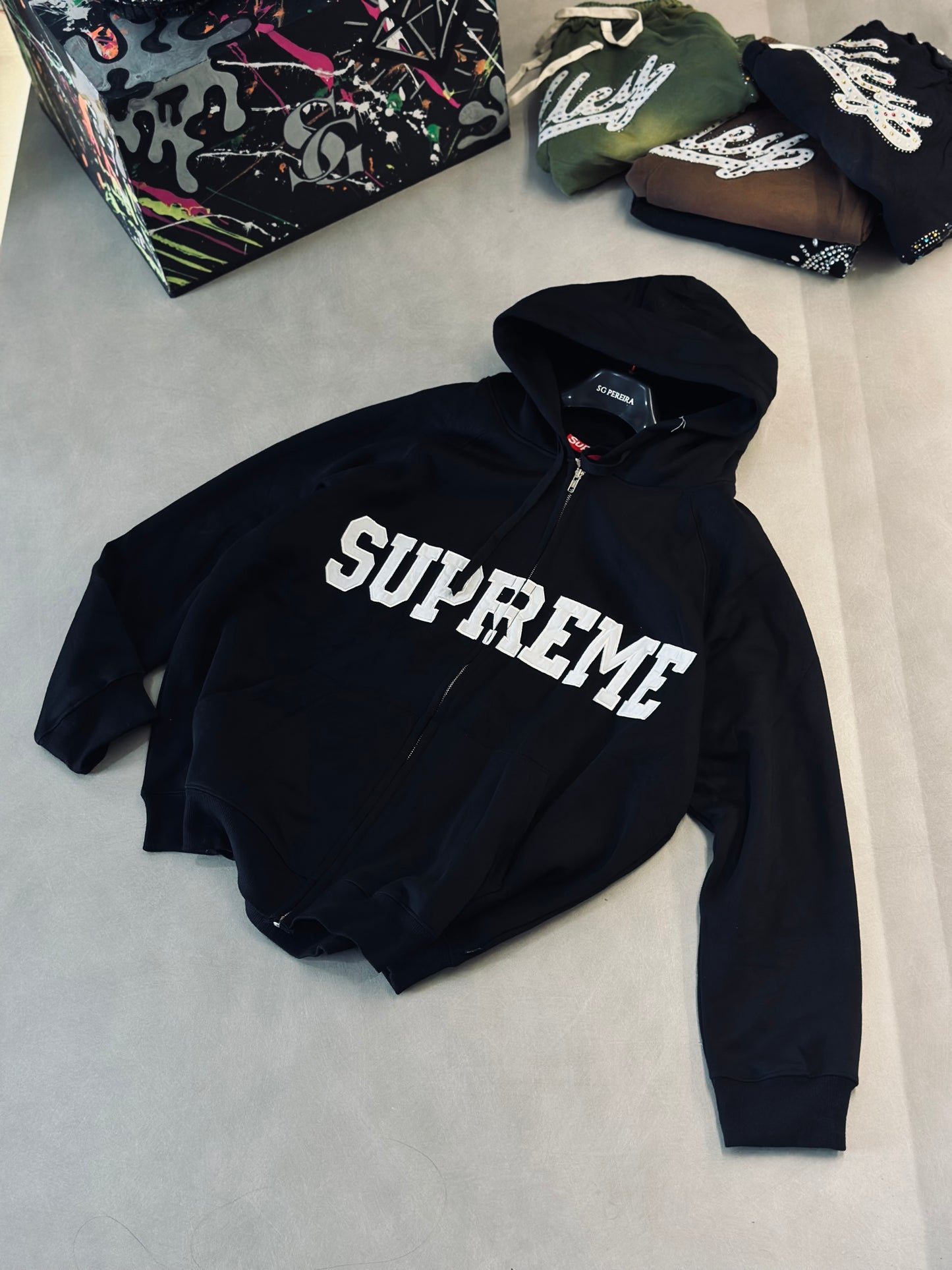 CHAQUETA SUP NEGRA LETRA SUP BLANCA