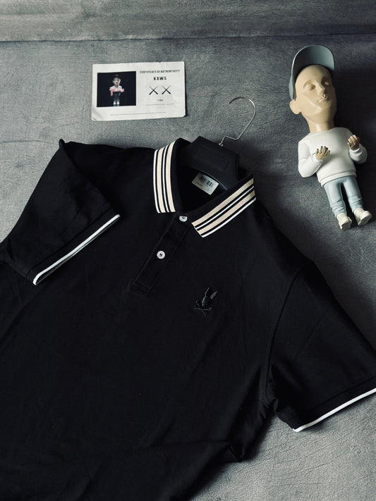 CAMISETA POLO PSY NEGRA CUELLO CAQUI