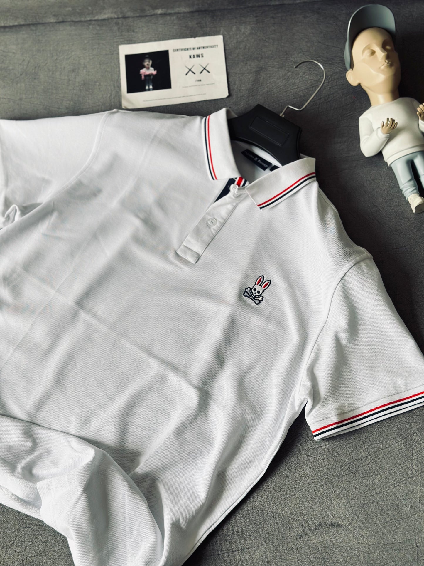 CAMISETA POLO PSY BLANCA TEJIDO ROJO AZUL