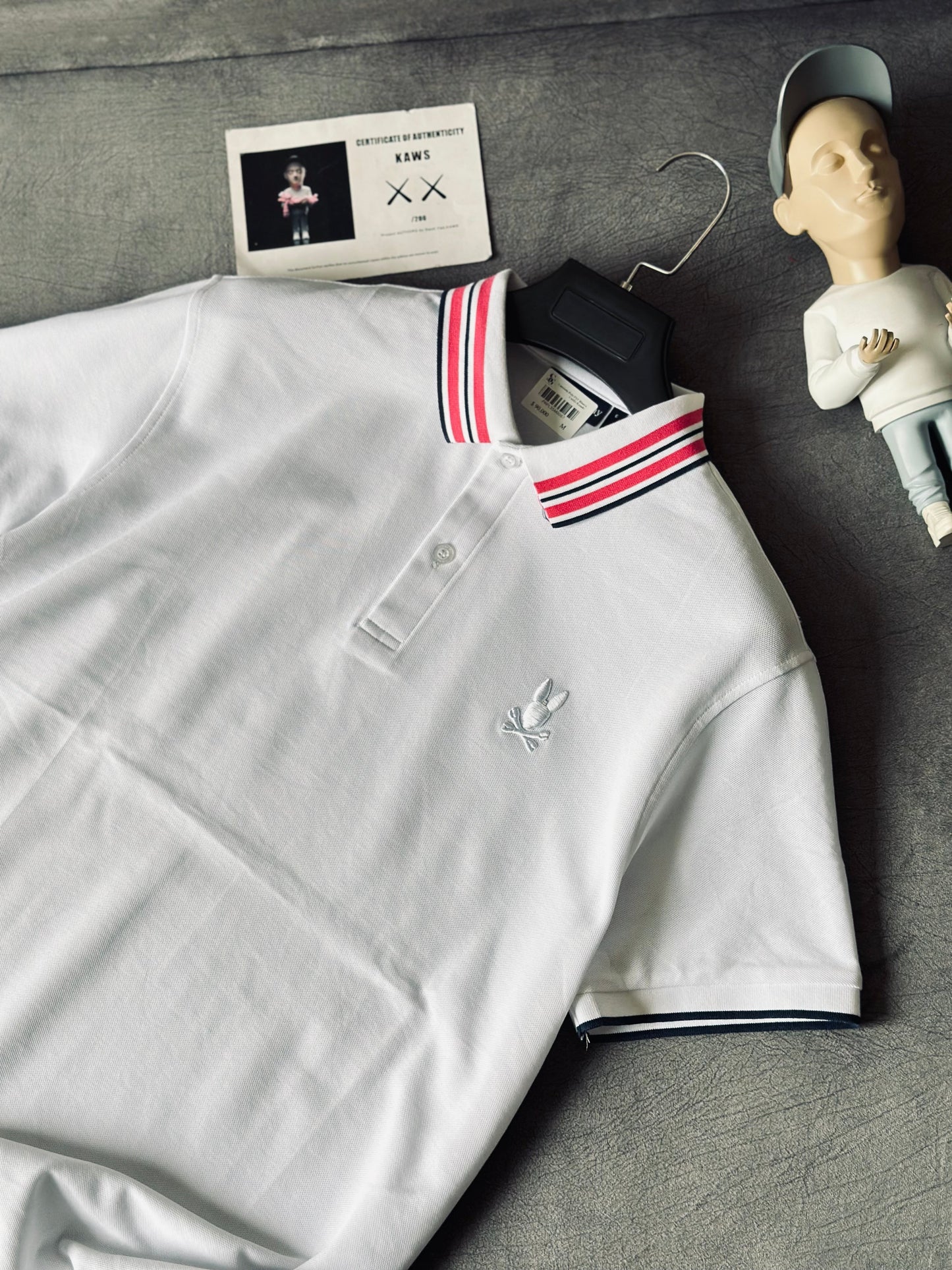 CAMISETA POLO PSY BLANCA CUELLO ROSADO