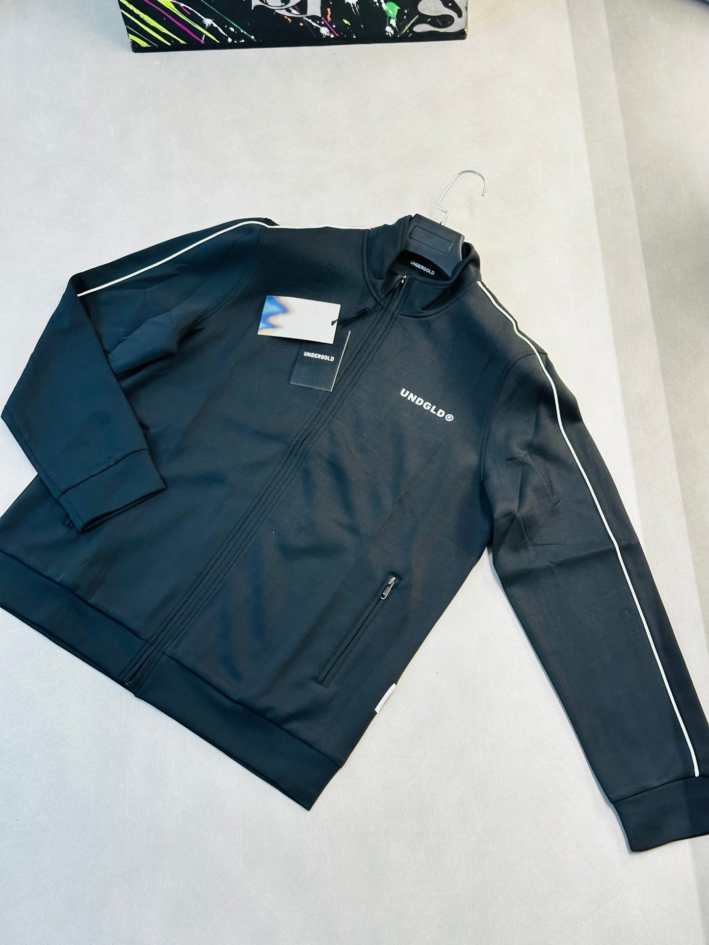 CHAQUETA UND GRIS OSCURO UND BLANCA
