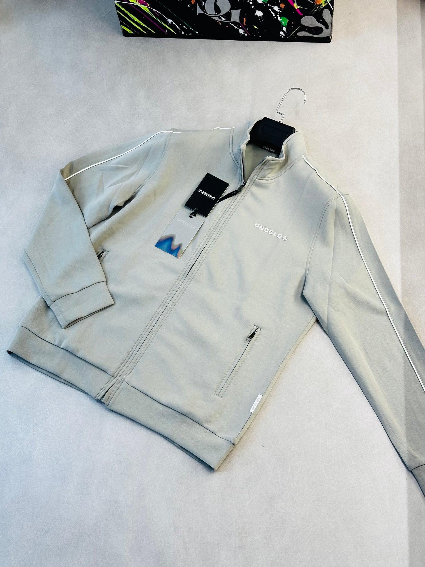 CHAQUETA UND GRIS UND BLANCA