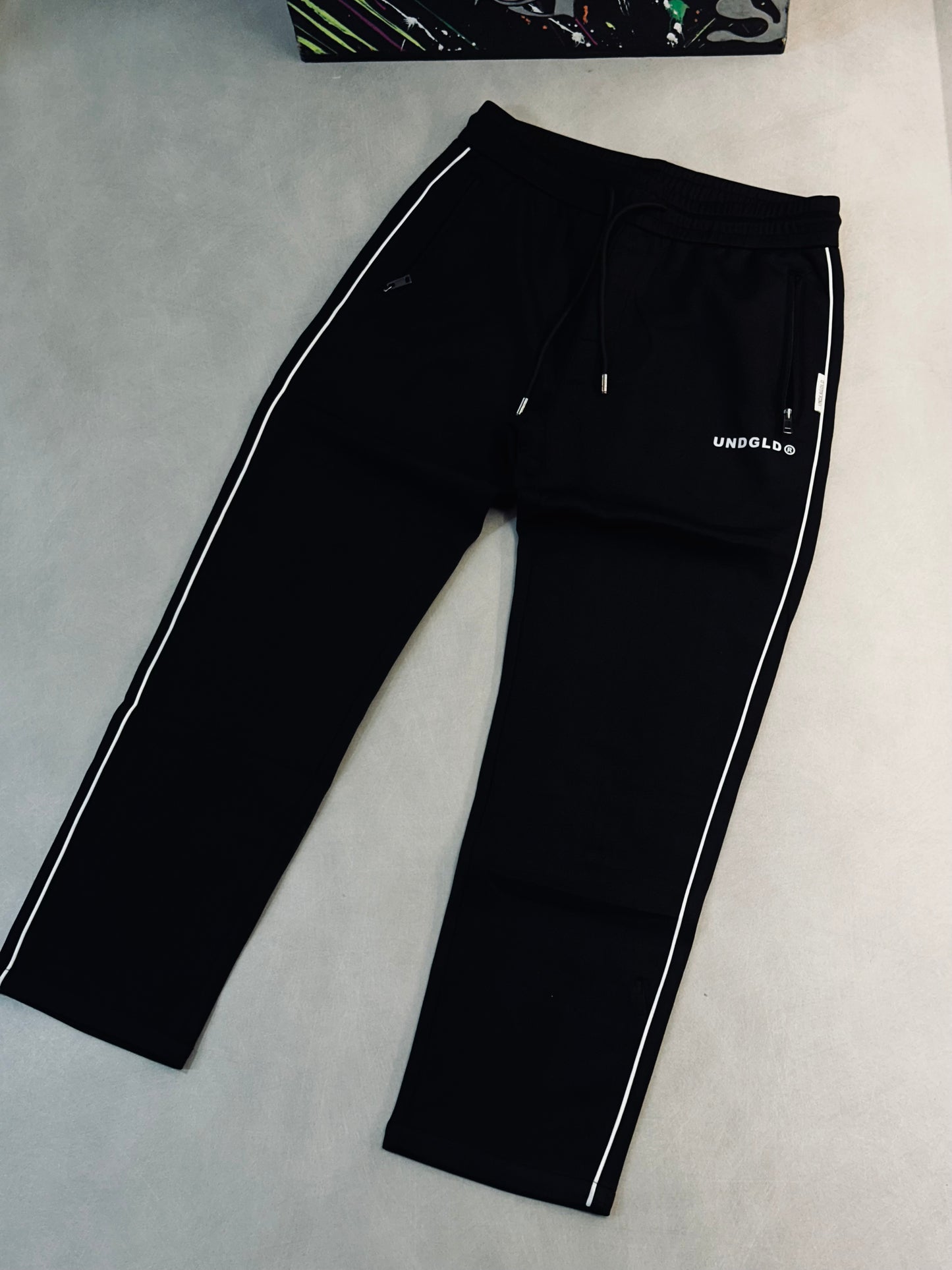 SUDADERA UND NEGRA UND BLANCA