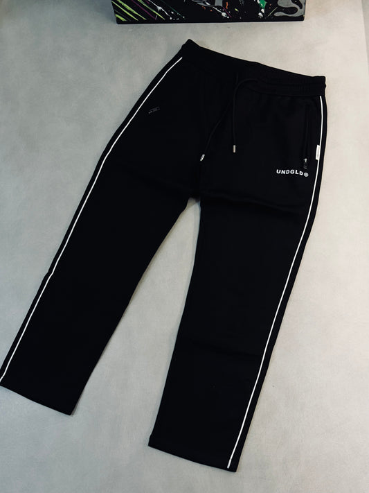 SUDADERA UND NEGRA UND BLANCA