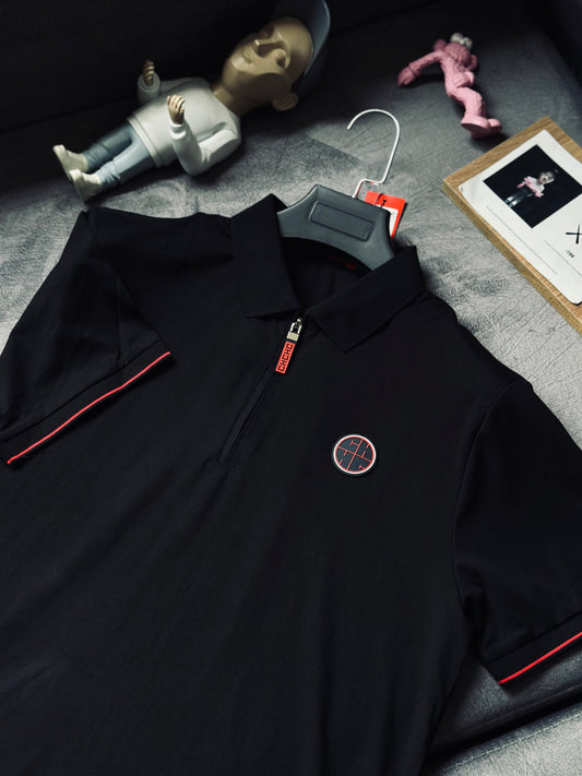 CAMISETA POLO CAR NEGRA CREMALLERA ENGOMADO