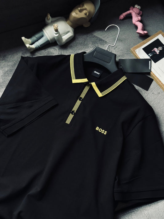CAMISETA POLO HUG NEGRA CUELLO AMARILLO