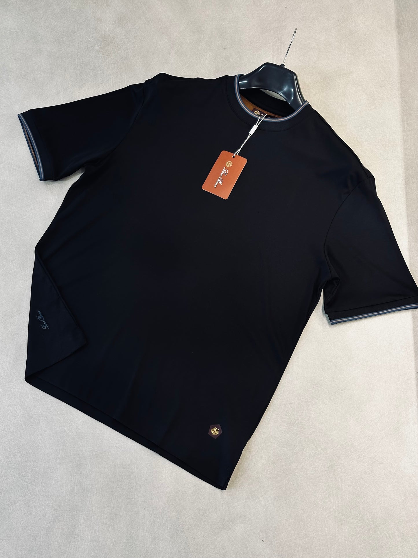 CAMISETA OVERSIZE LOR NEGRA CLASICA CUELLO AZUL