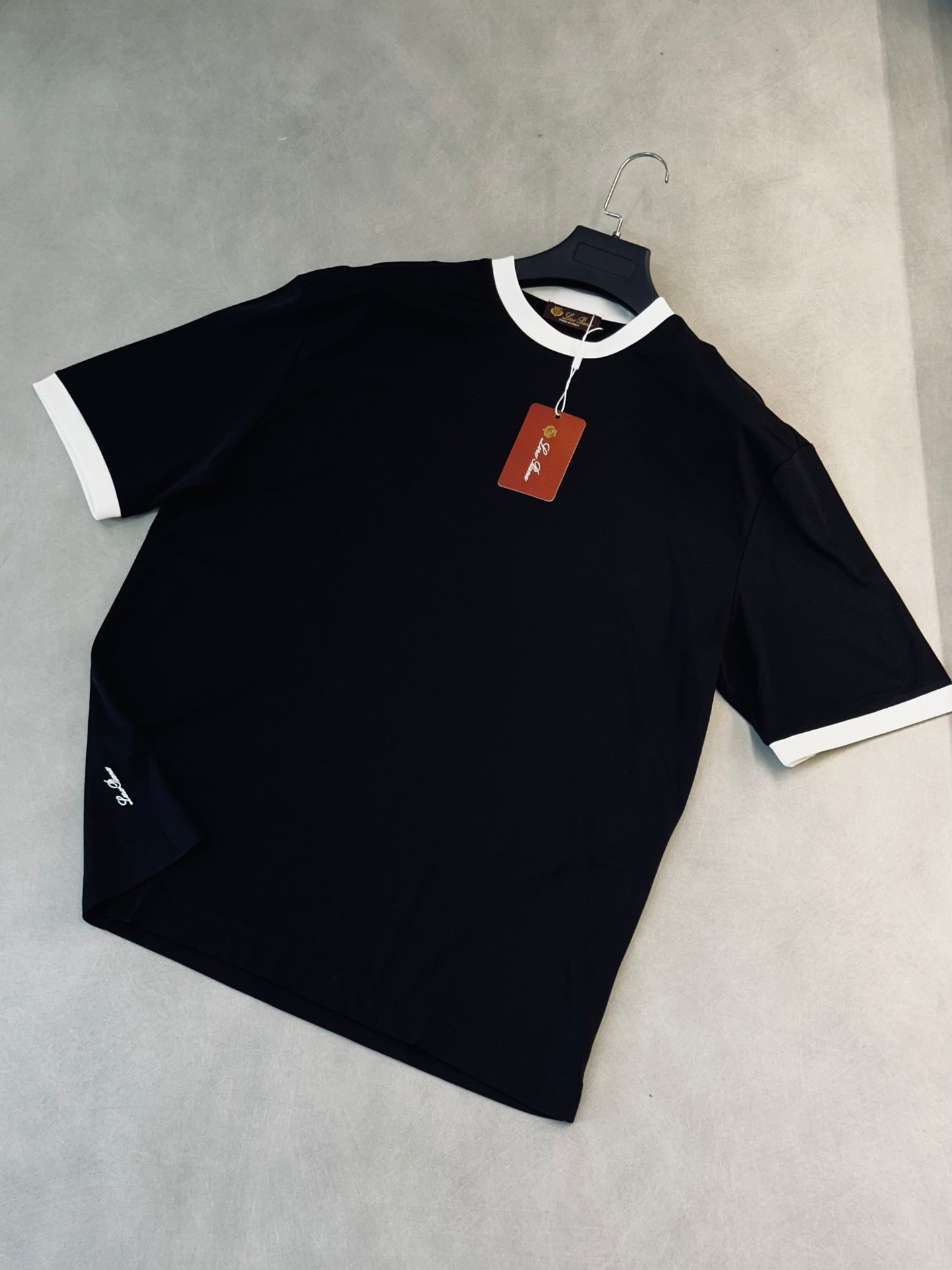CAMISETA OVERSIZE LOR NEGRA CLASICA CUELLO BLANCO