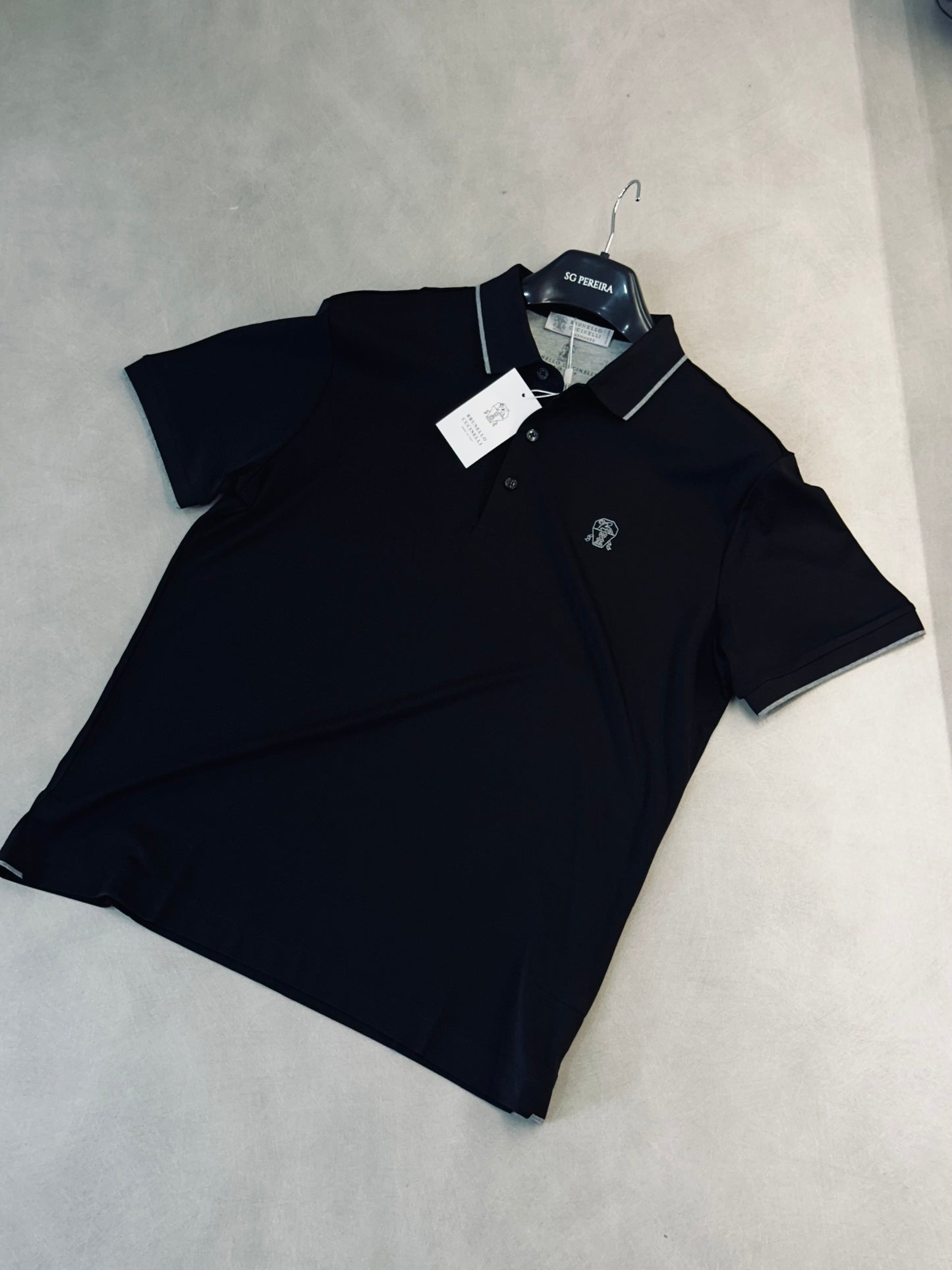 CAMISETA POLO BRU NEGRA LOGO TEJIDO