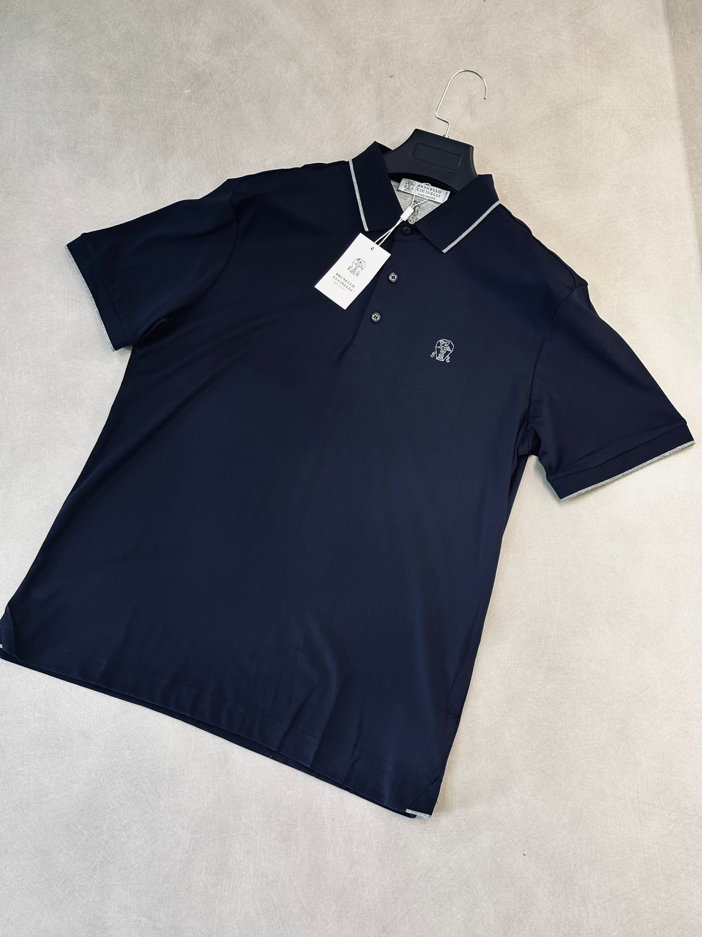 CAMISETA POLO BRU AZUL OSCURO LOGO TEJIDO