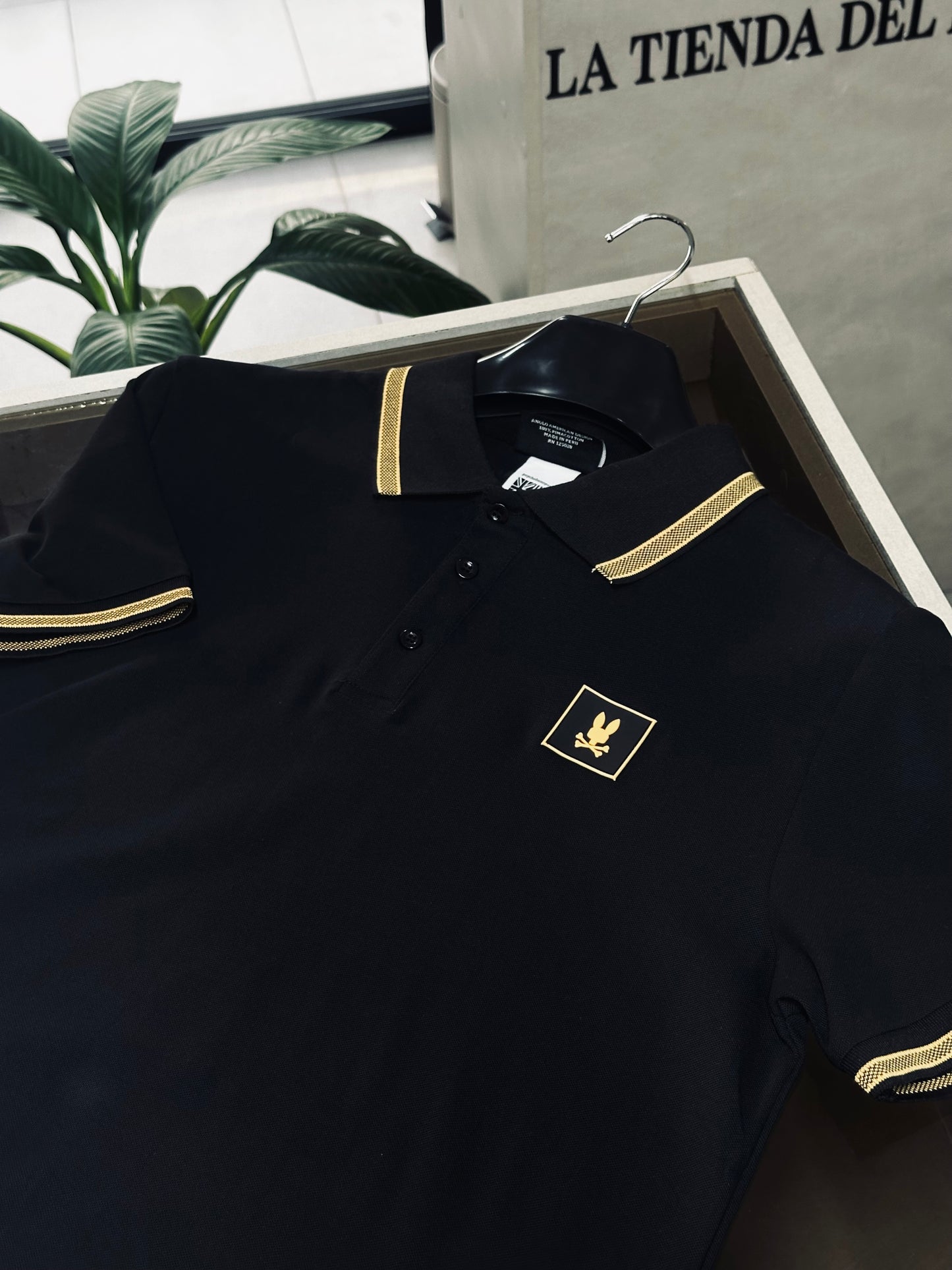 CAMISETA POLO PSY NEGRA CUADRO ENGOMADO NARANJA