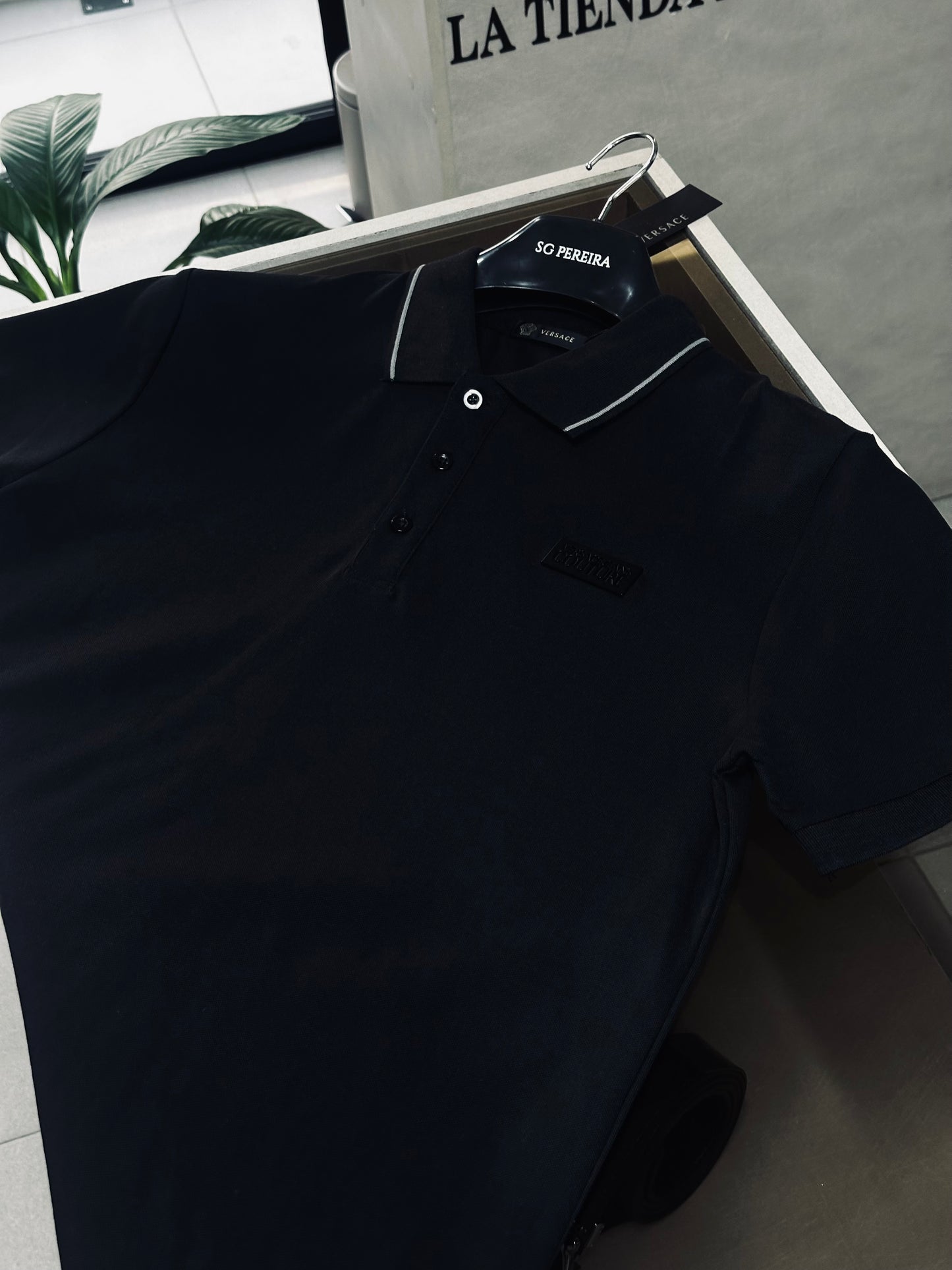 CAMISETA POLO VER NEGRA PLACA MET