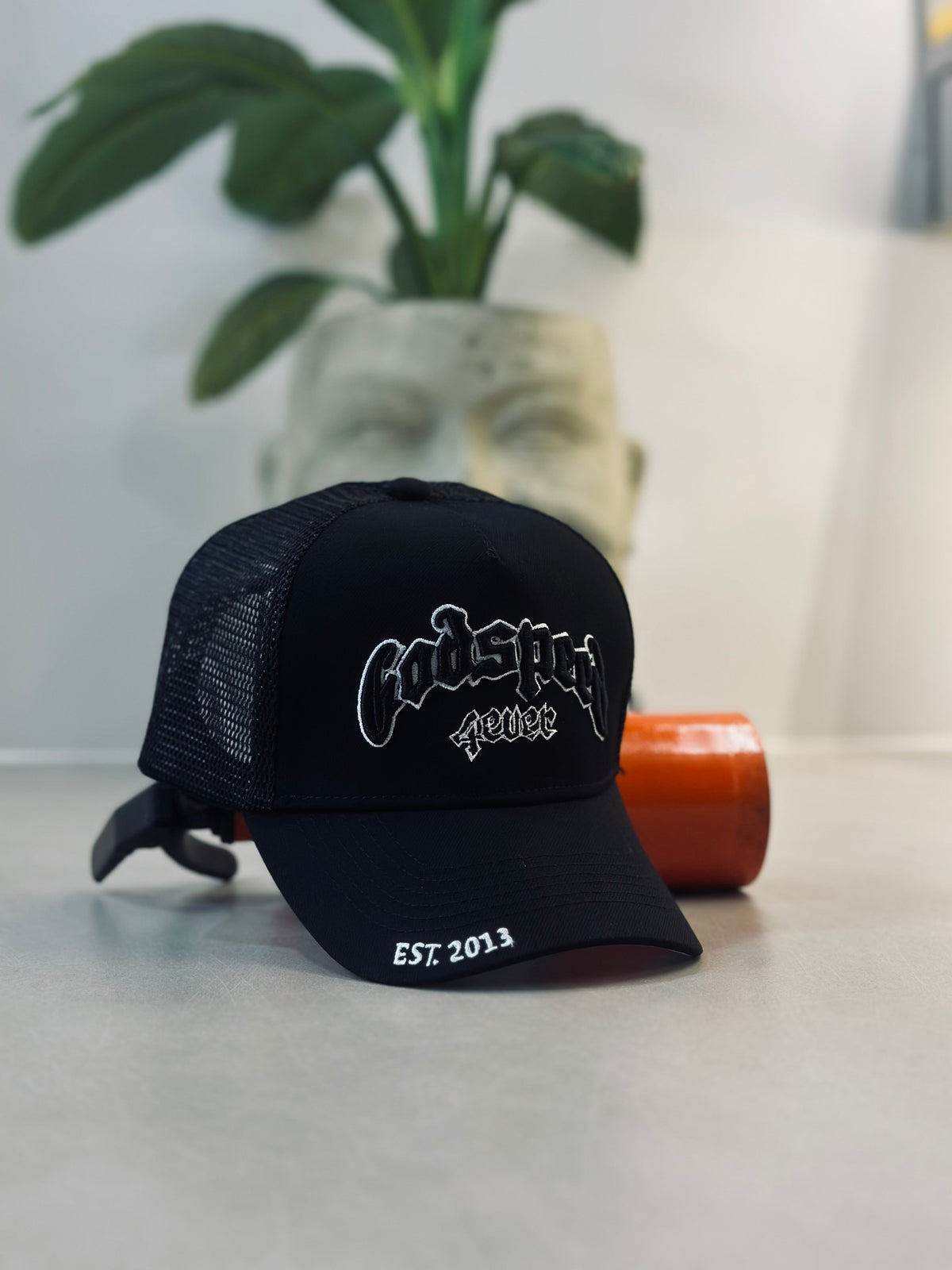 GORRA GOD NEGRA GOO DELINEADO BLANCO