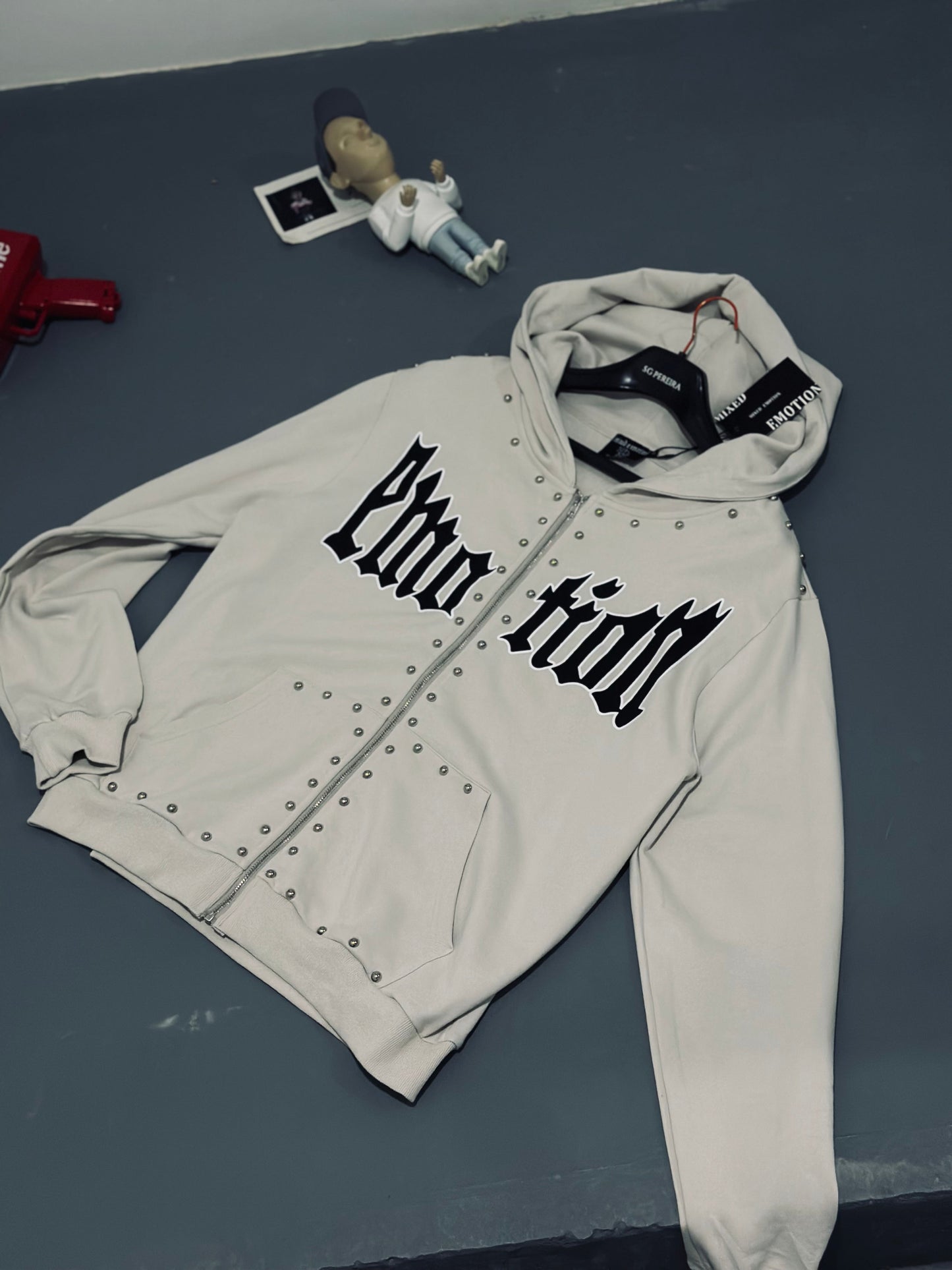 CHAQUETA EMO BEIGE PERLA EMOTION NEGRO