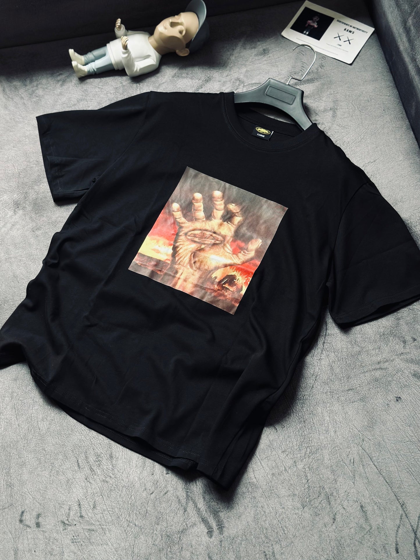 CAMISETA OVERSIZE COR NEGRA MANO OJO