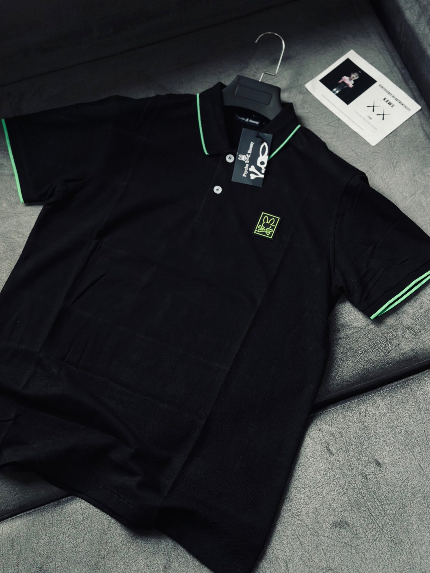 CAMISETA POLO PSY NEGRA  CUELLO DETALLE VERDE