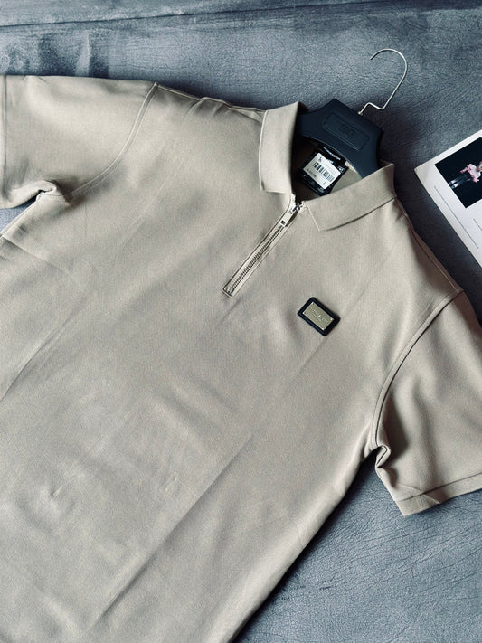 CAMISETA POLO MON CAFÉ CREMALLERA PLACA