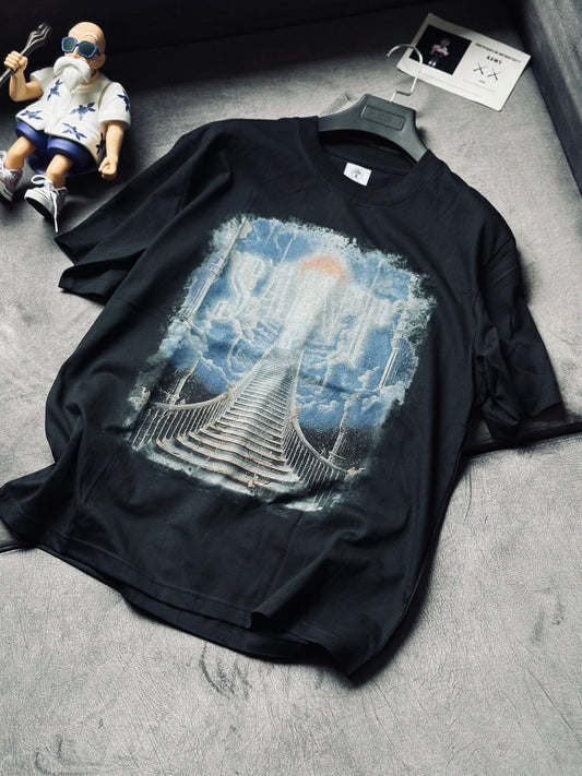 CAMISETA OVERSIZE SAI NEGRA ESCALERA CIELO