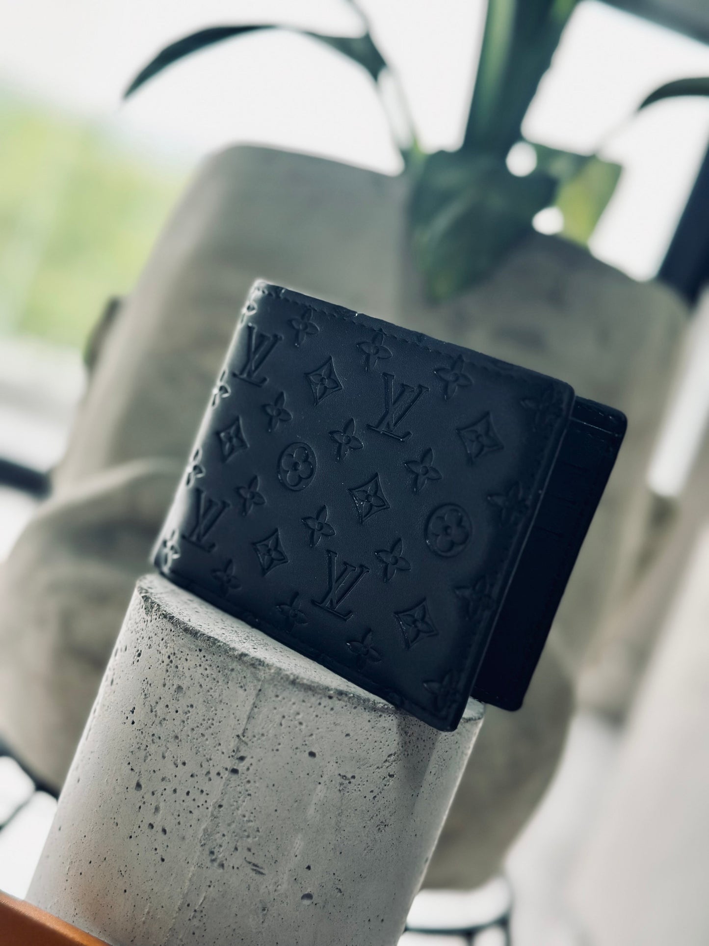 BILLETERA LOU NEGRA LV MARCADO