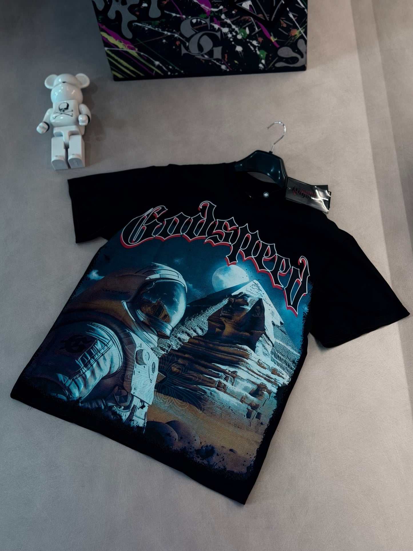 CAMISETA OVERSIZE GOD NEGRA ASTRONAUTA PIRAMIDE