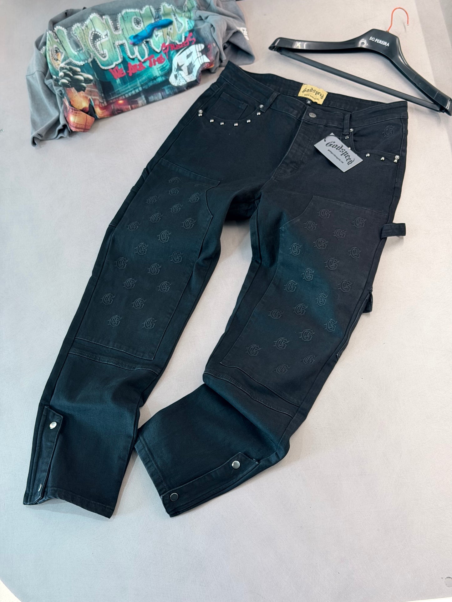 JEAN GOS NEGRO REGULAR "G" BORDADOS