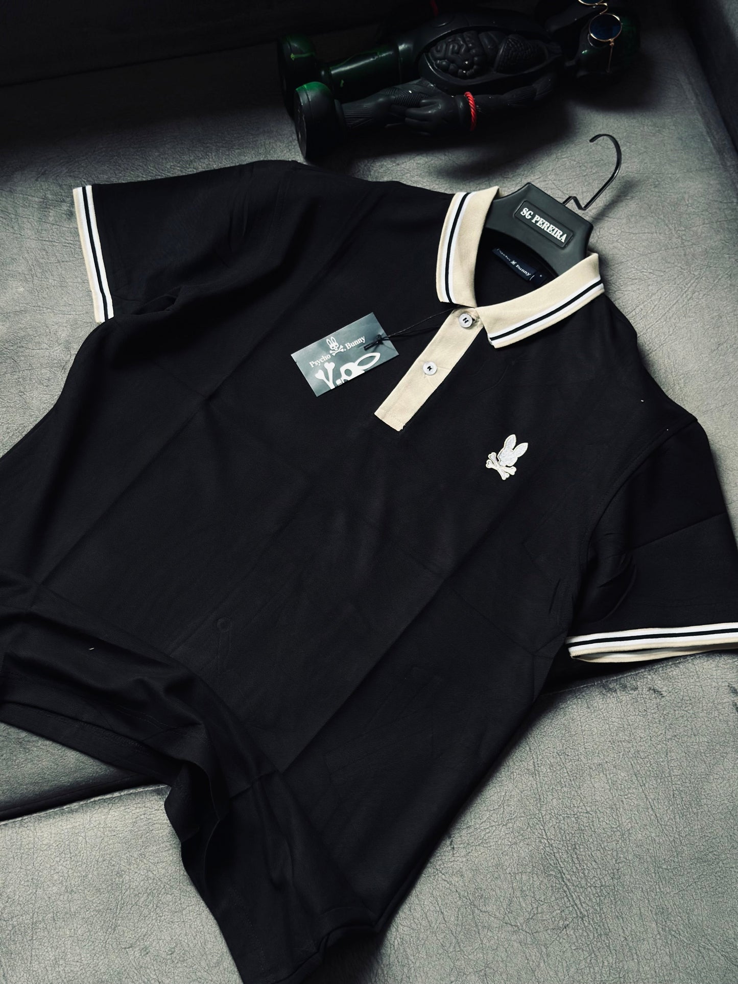 CAMISETA POLO PSY NEGRA CUELLO BEIGE