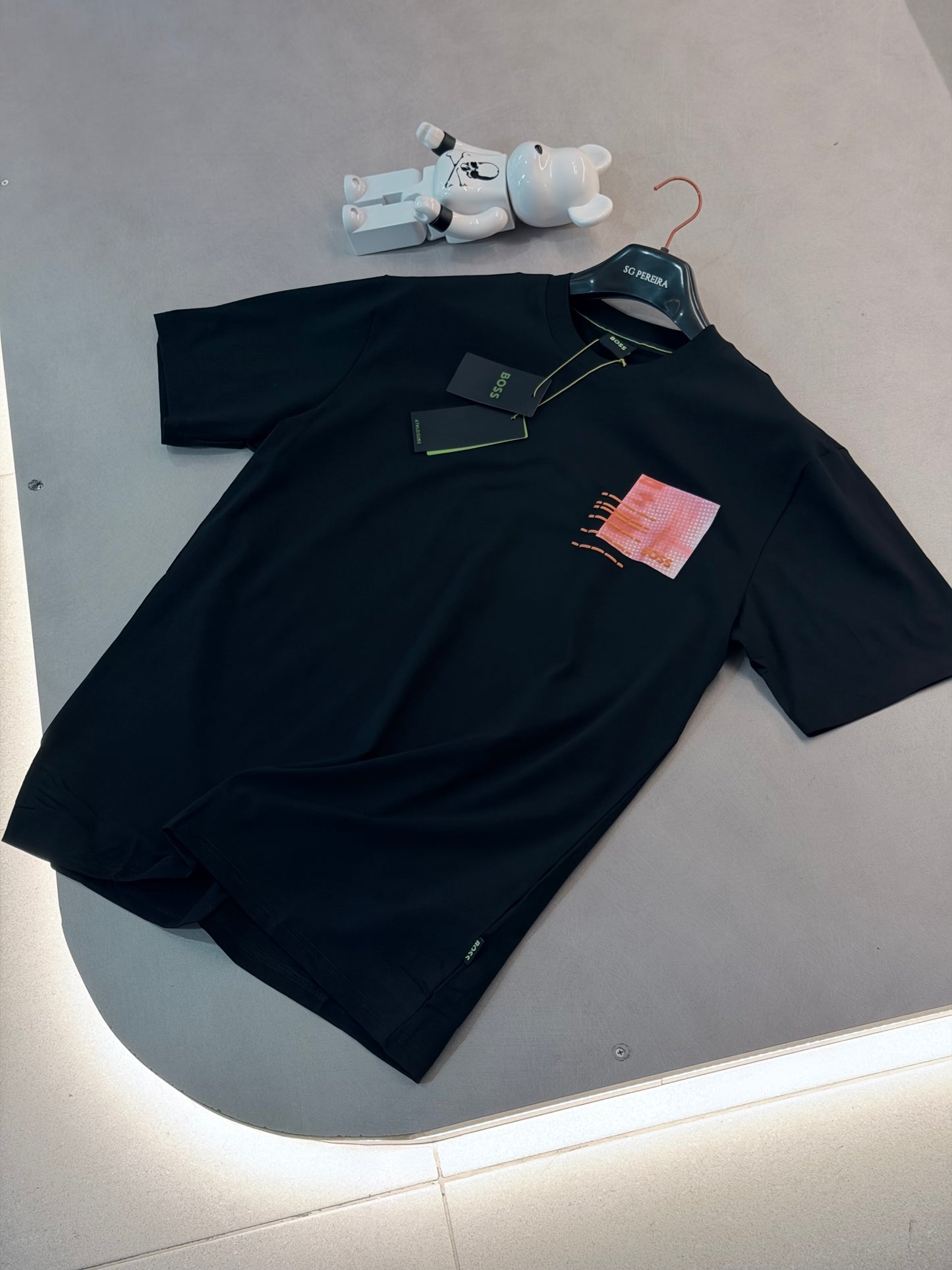 CAMISETA SLIM HUG NEGRA CUADRO NARANJA