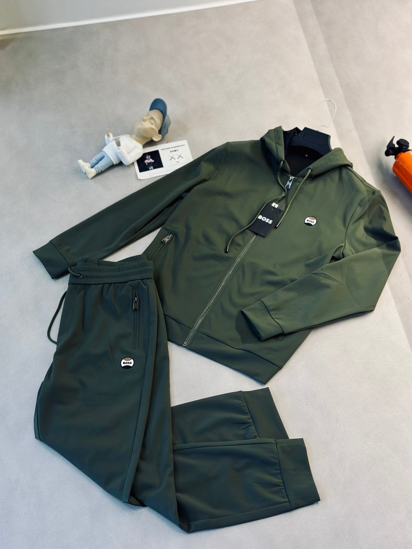 CONJUNTO DE LUJO BOS VERDE MILITAR LOGO GOMA