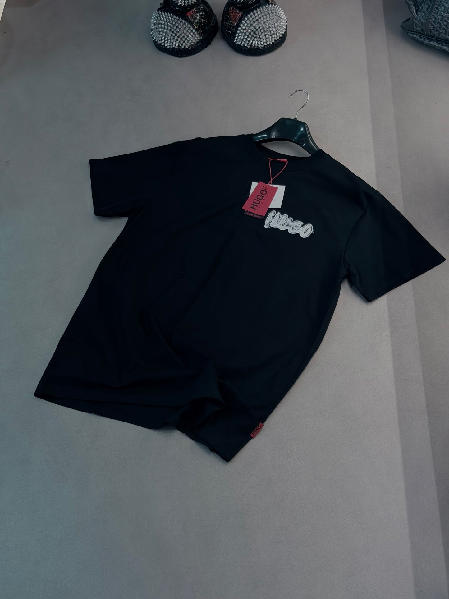 CAMISETA SLIM HUG NEGRA GRAFITI HUG