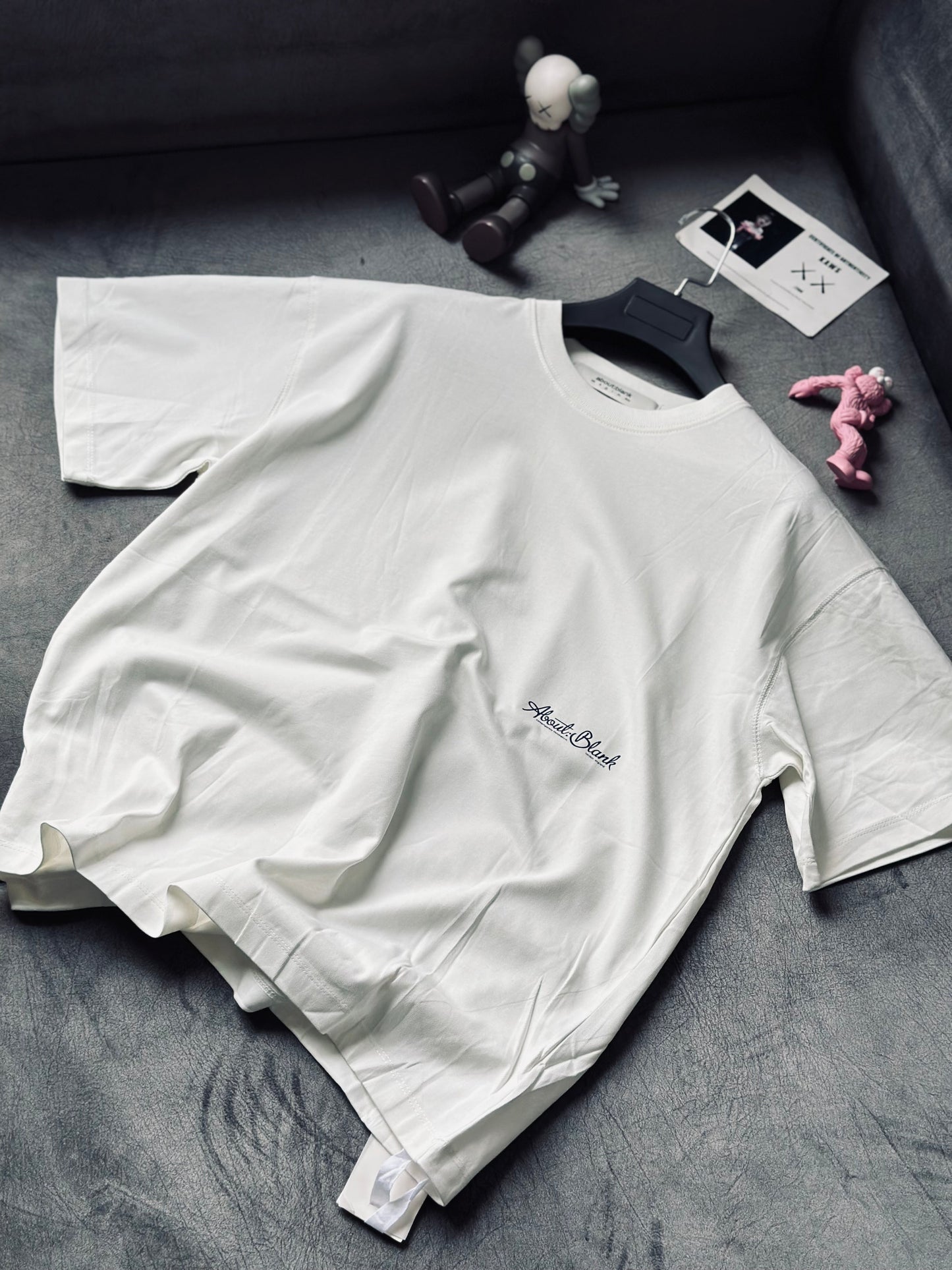 CAMISETA OVERSIZE ABO BLANCA LETRA AZUL OSCURO