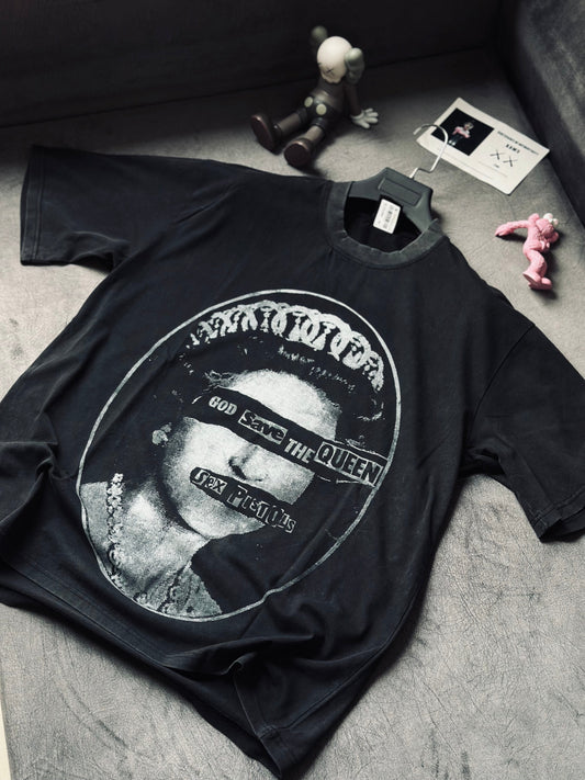 CAMISETA OVERSIZE SAI GRIS OSCURO GOD SAVE