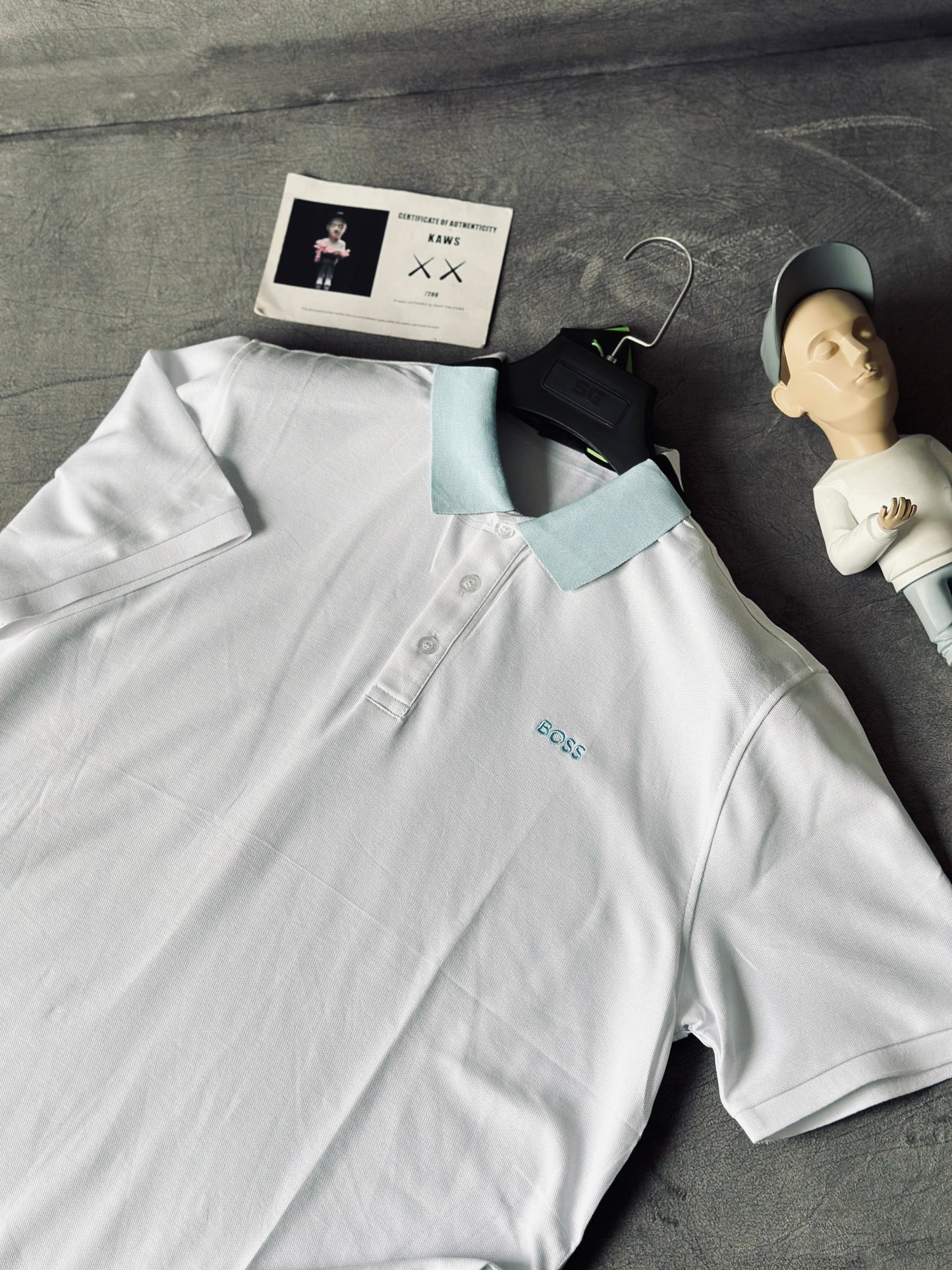 CAMISETA POLO HUG BLANCA CUELLO AZUL CELESTE