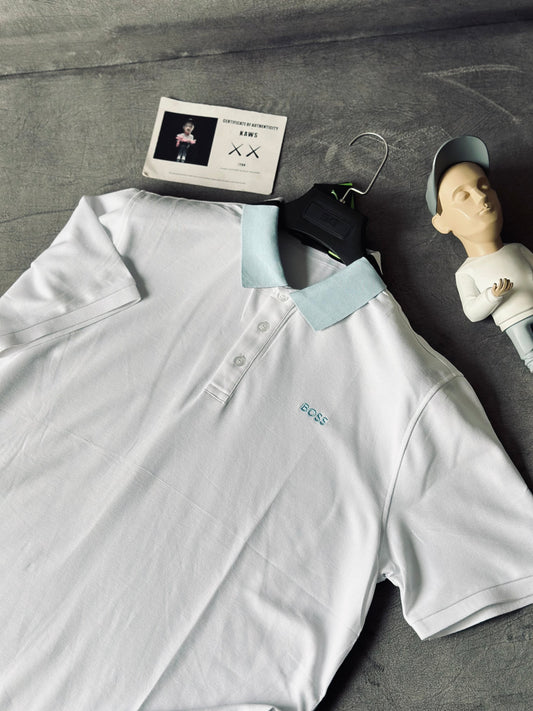 CAMISETA POLO HUG BLANCA CUELLO AZUL CELESTE