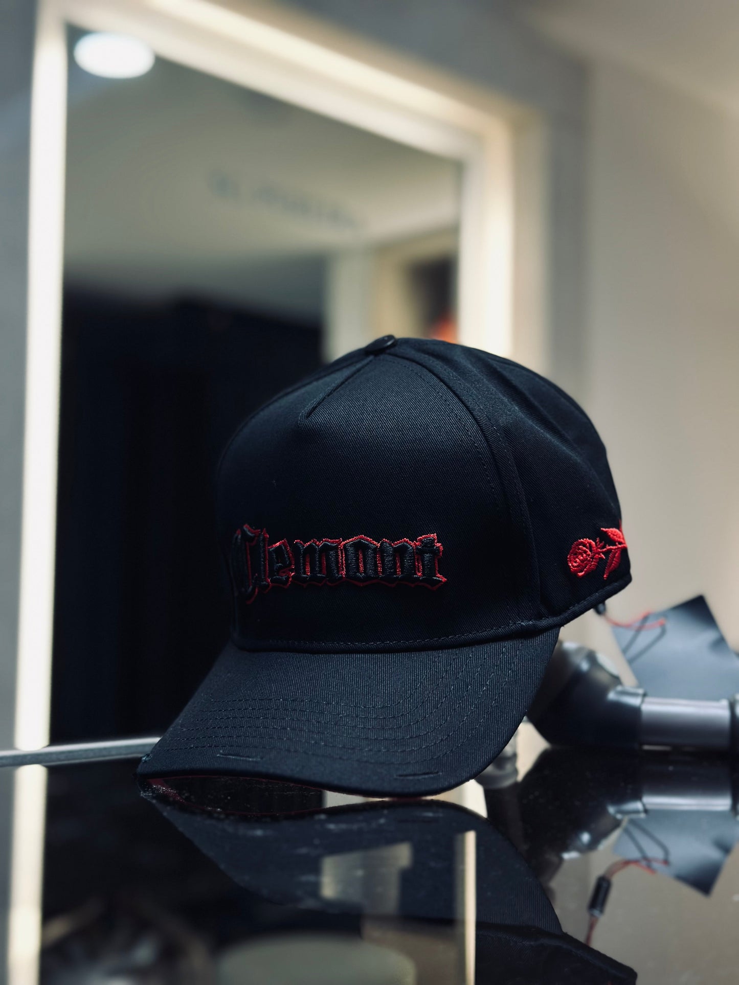 GORRA CLE NEGRA CLE DELINEADO ROJO