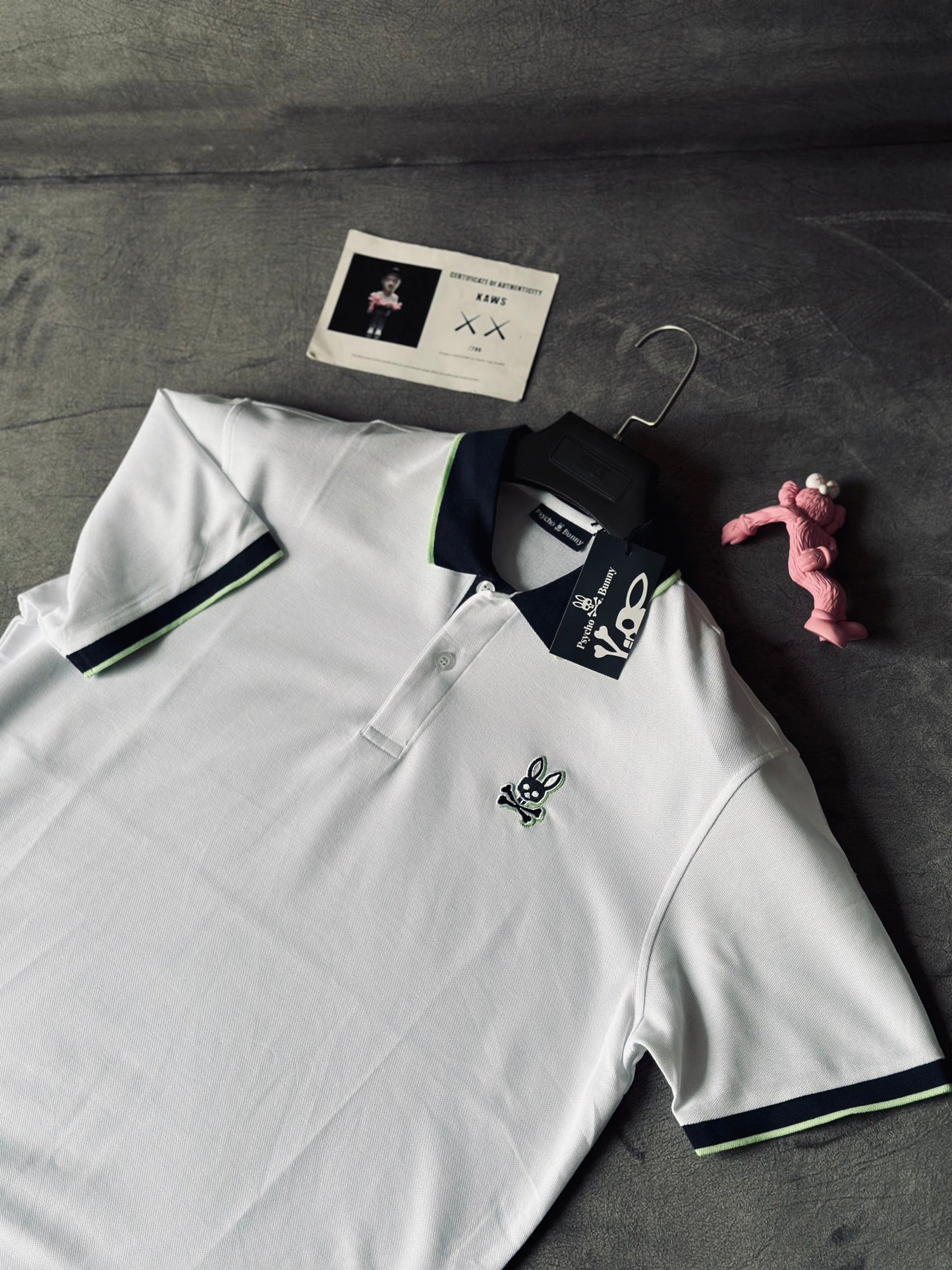 CAMISETA POLO PSY BLANCA CUELLO AZUL
